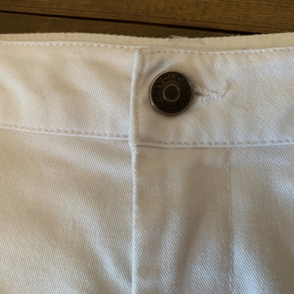 3/$20 Volcom white denim shorts Juniors Size 5 - Picture 2 of 7